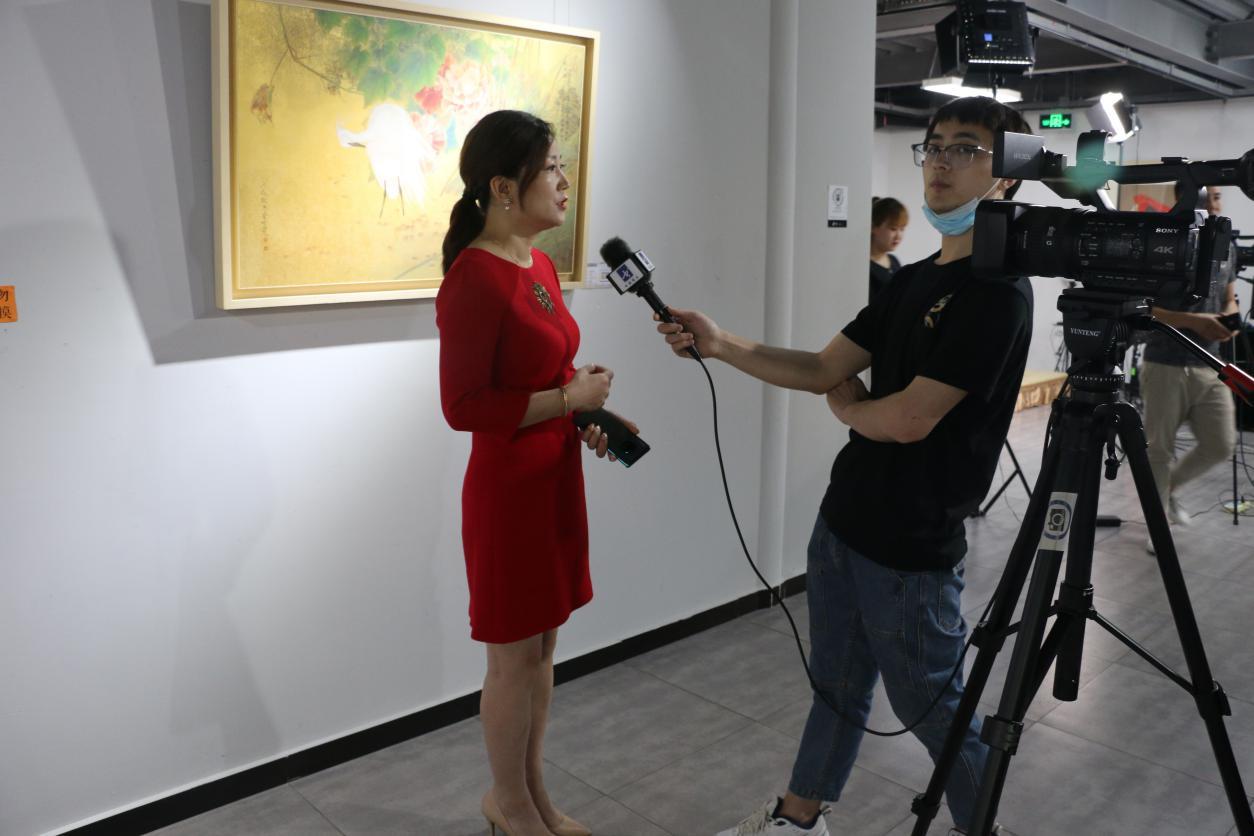 书画频道采访大都艺术馆馆长胡玮崔景哲老师为小粉丝签名崔景哲老师为