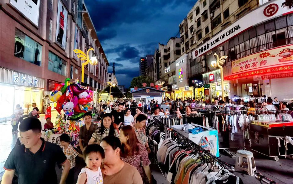 原创实拍火爆的广元夜摊,现场人挤人,想去看看?