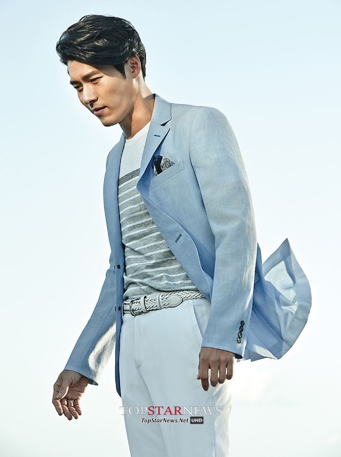 玄彬夏日男友照合辑!化身清爽森林系男友,海风吹乱白衬衫