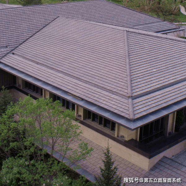 营造的中式风格屋面造型独特,与建筑环境自然融合,是屋面经久不衰的