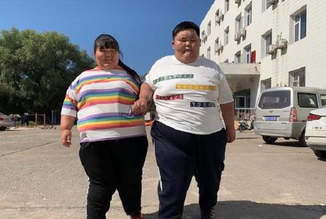 姐弟俩均有肥胖症,2人体重相加达700斤,9个月成功减重250斤
