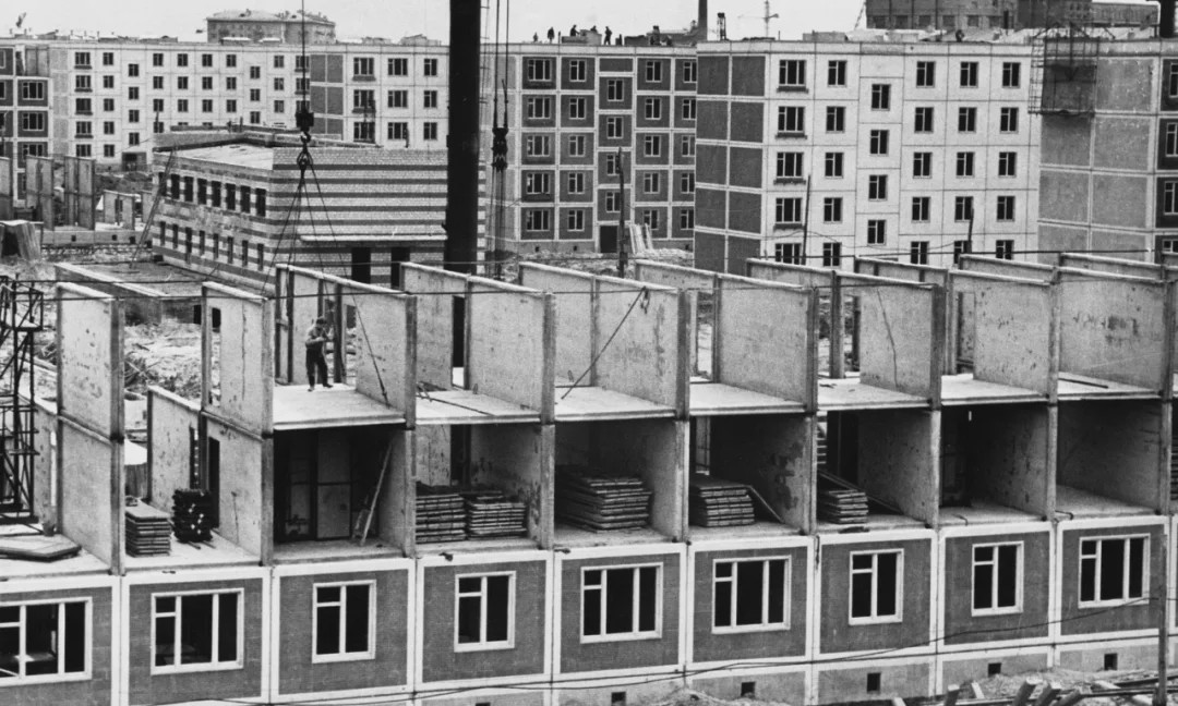 东哥在俄罗斯拆除了陈旧的赫鲁晓夫楼新公寓楼被噪音问题困扰