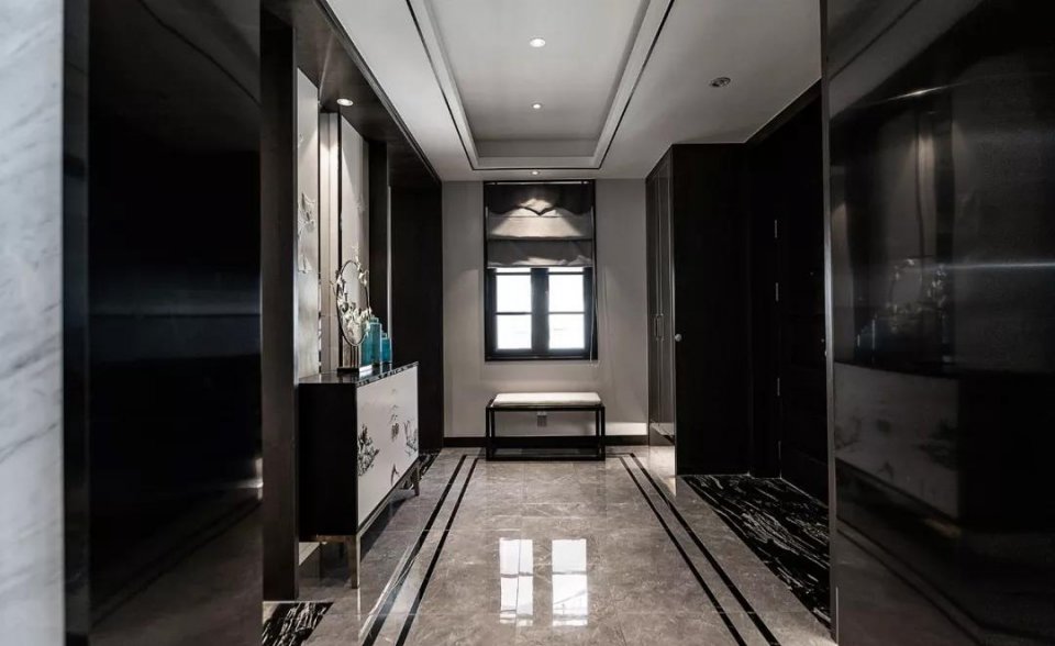 吊顶与地面的瓷砖拼花形成呼应,一级吊顶走上一圈黑色美边线,简单大方