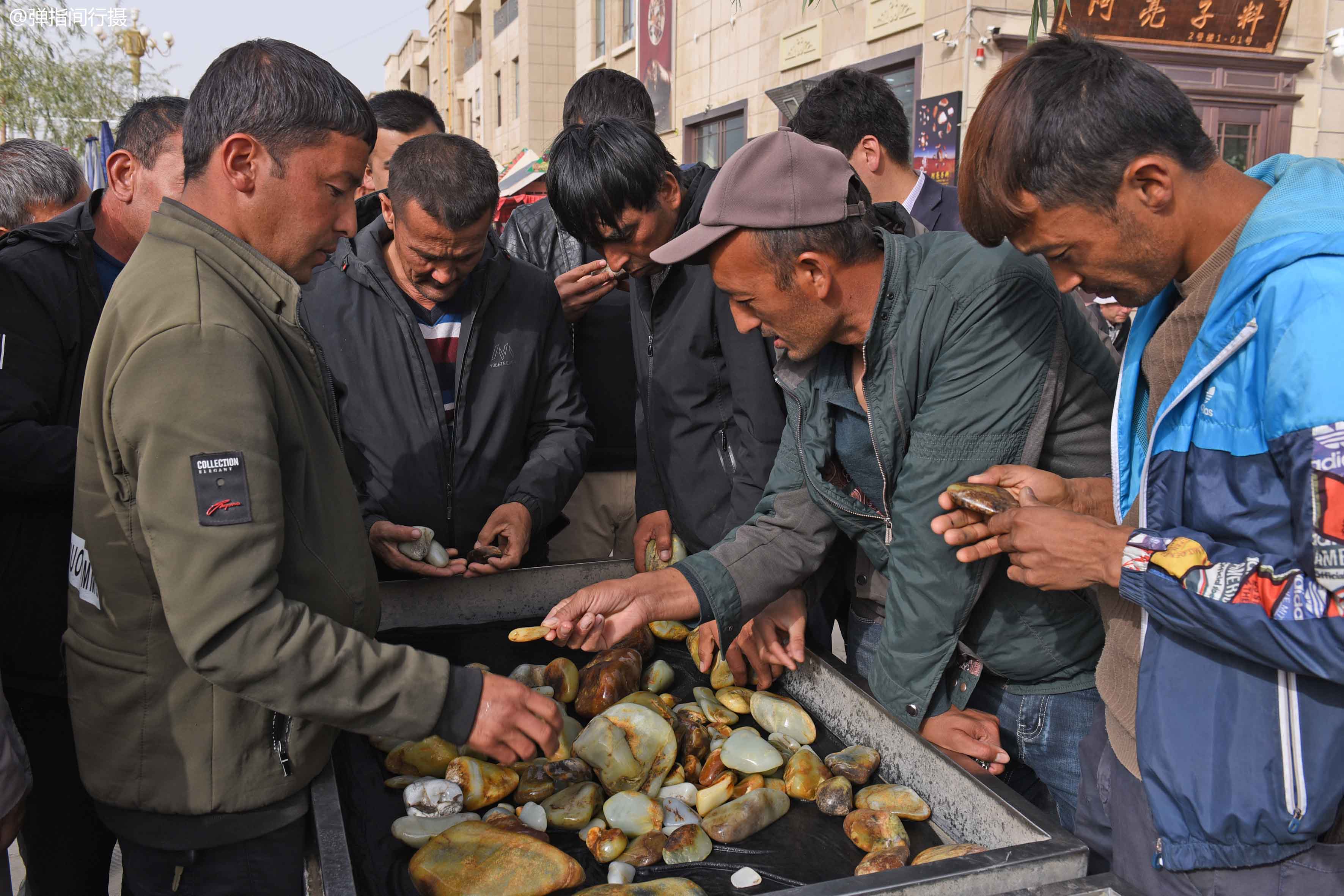 去新疆和田旅游可边游玩边采玉游客捡到美玉有人出价6000