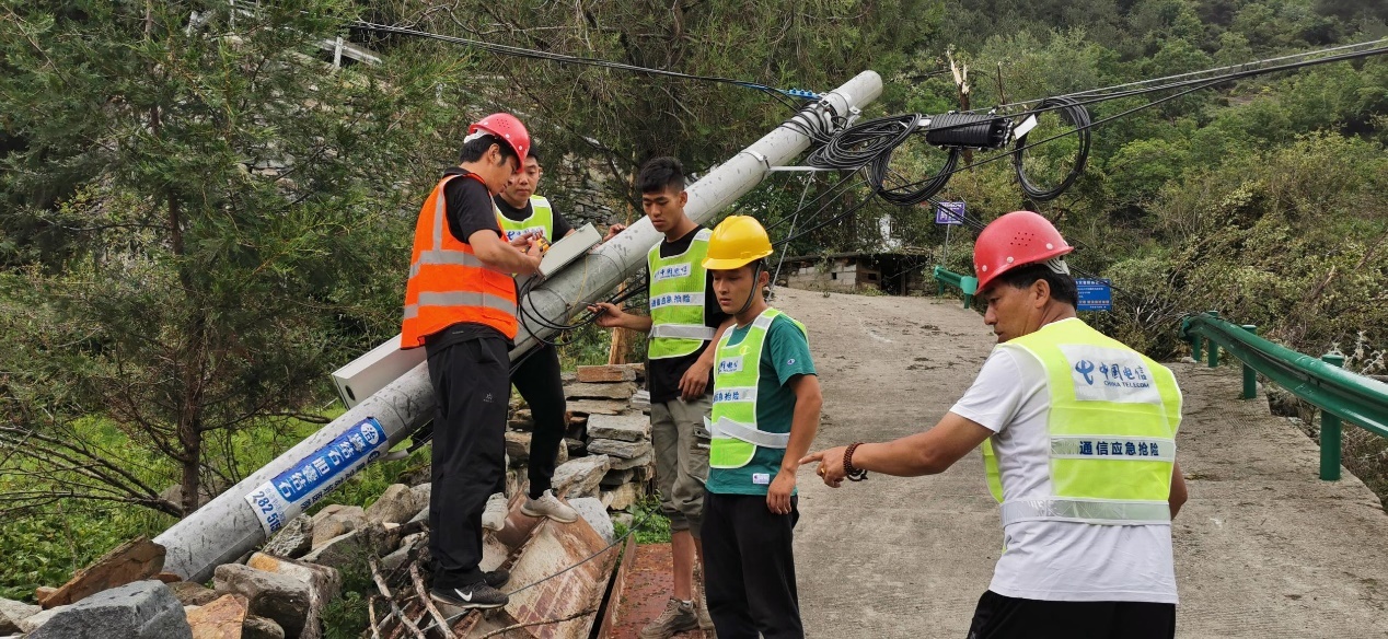 中国电信员工抢修受损通信杆路