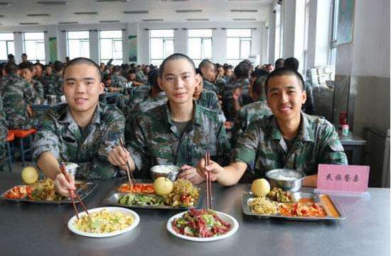 部队伙食怎么样?听完老兵的形容后,真羡慕当兵的_生活