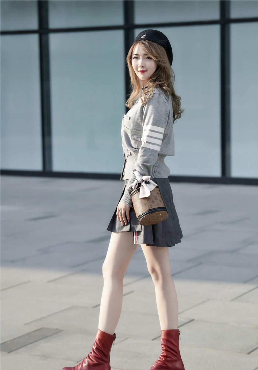 衣品好的女生就是会穿,针织衫配短裙清爽舒适,个性又减龄