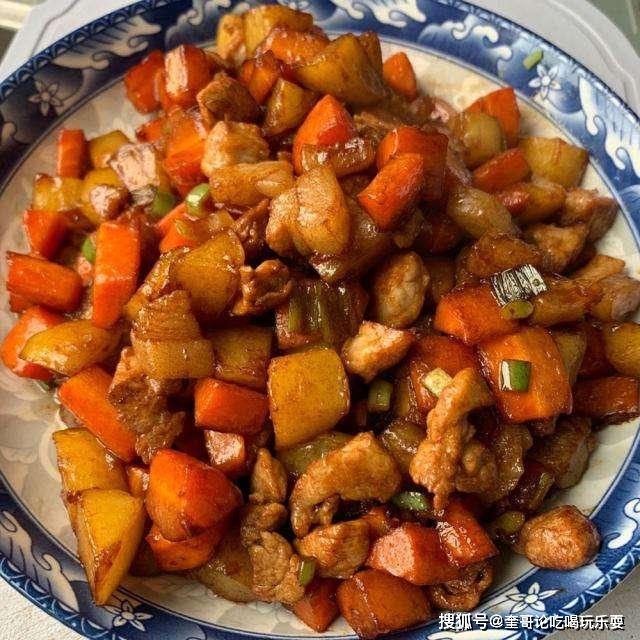 香辣炒三丁原料简单但是营养丰富,最简单的下饭家常菜