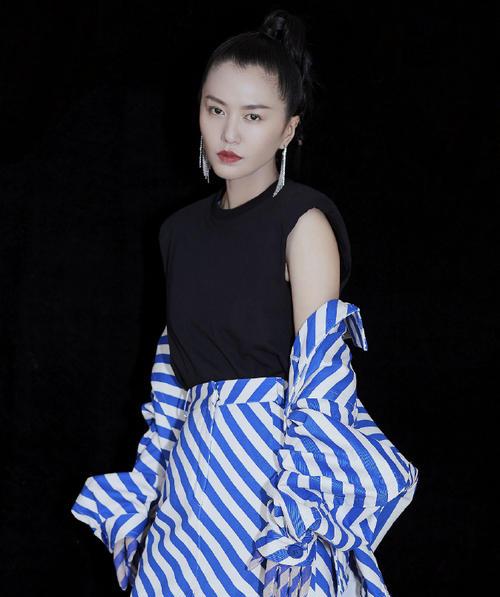 她曾是酒吧落魄的驻唱歌手因一首歌而走红如今36岁身家过亿