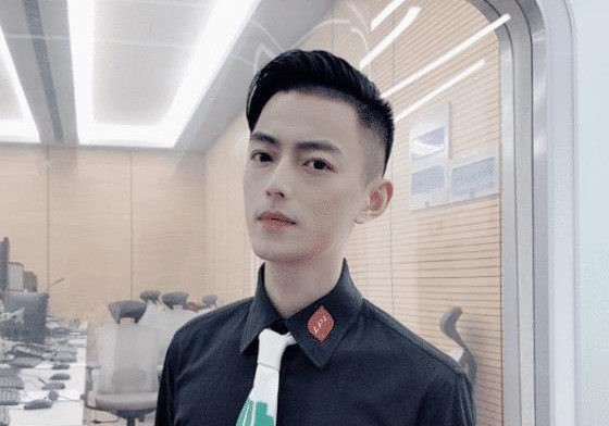 电竞霍建华有多高力证自己有170cm职业选手弯腰合影