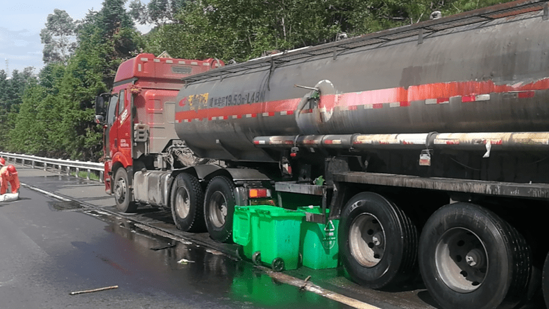 赣州境内!浓硫酸车高速上发生泄漏!_手机搜狐网