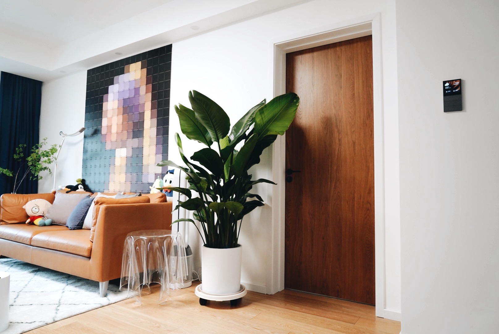 换个角度看一下,门的整体设计非常大气,一体成型,没有任何拖沓的感觉.