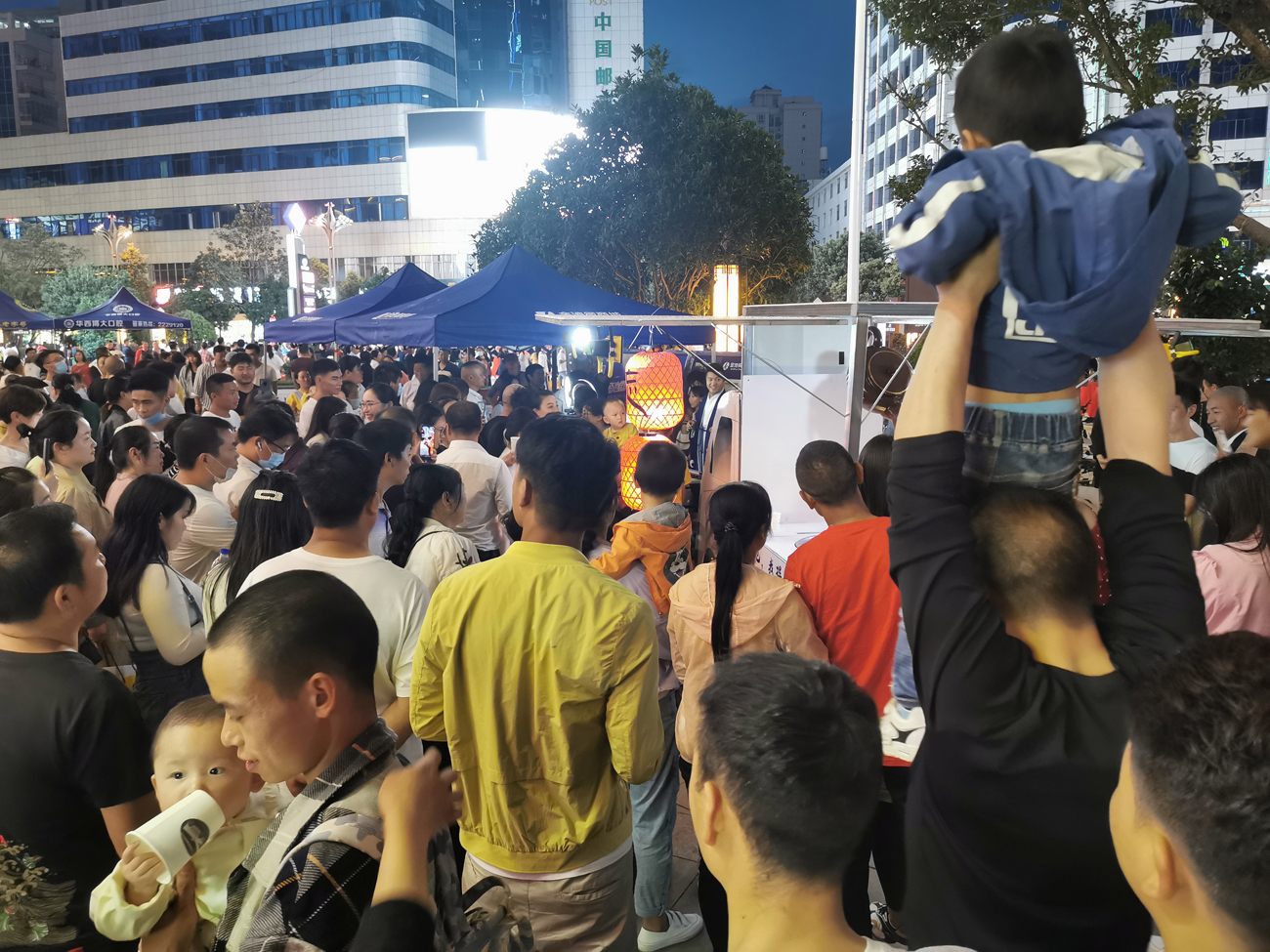 云南昭通街头人山人海只为喝一杯忘情水