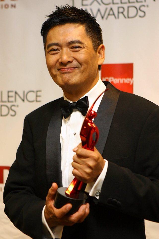 65岁周润发和刘嘉玲一起行山头发变花白