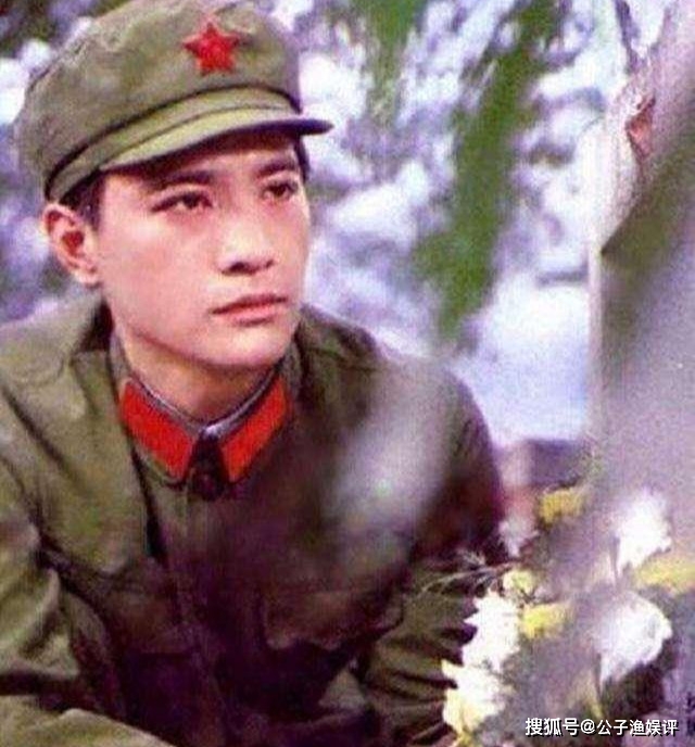 80年代当红小生周里京,妻子遇害很受伤,如今平淡当教授_张巍