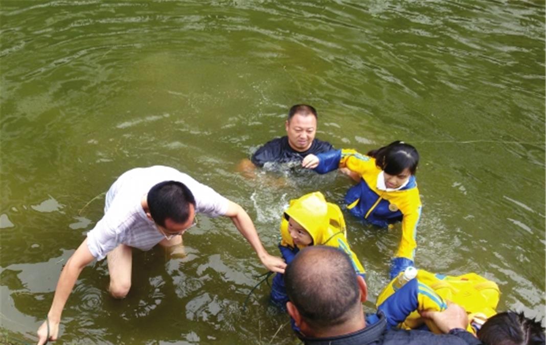 原创"为什么不先救我孩子?"俩孩子落水,宝爸先救自己儿子被责怪