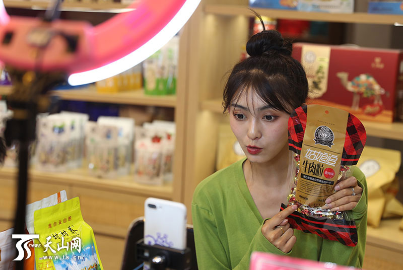 "丝绸之路人气带货王大赛"在新疆国际大巴扎启动