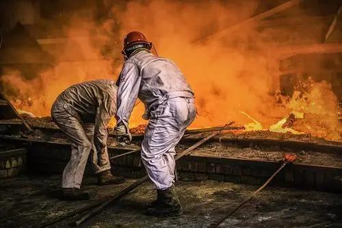【今日钢铁】足蒸暑土气 背灼炎天光 炎炎夏日 钢铁工人奋战一线!