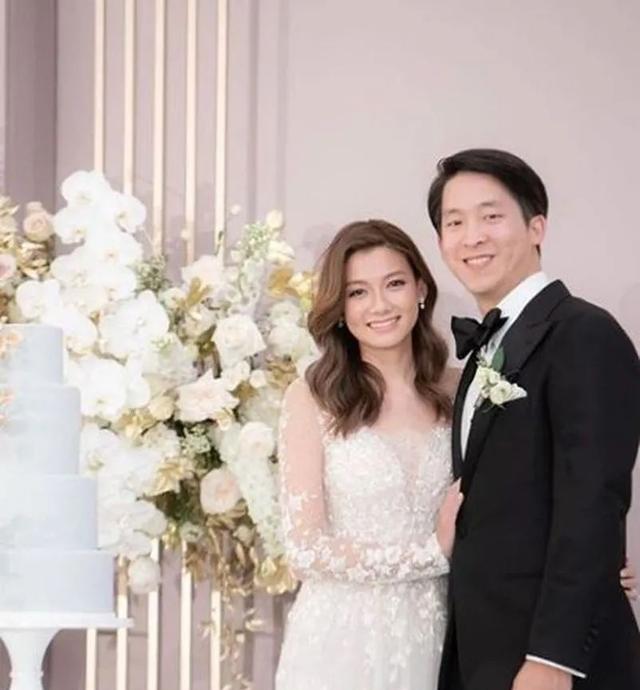 62岁的朱玲玲和富豪老公走在街上看房地产市场_罗康瑞