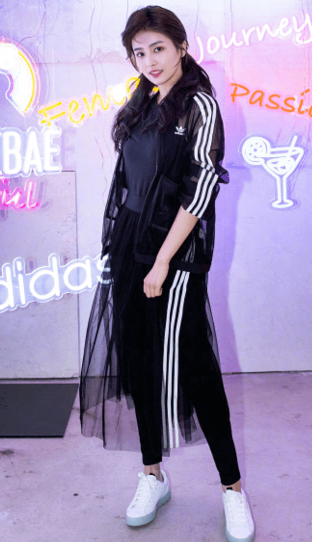 丑到哭的阿迪网纱裙被白鹿拿去搭毒汁裤后直接走出1米5长腿