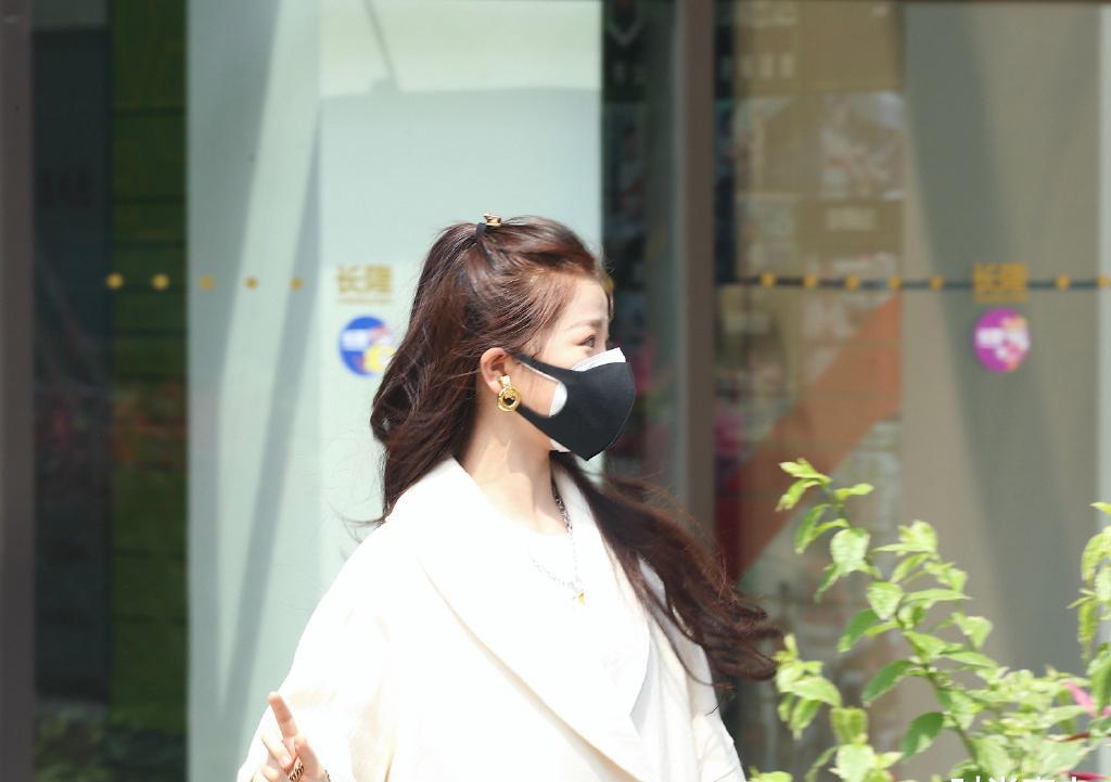 原创虞书欣戴2个口罩认真防疫,配宽大外套手提包,很有贵妇感