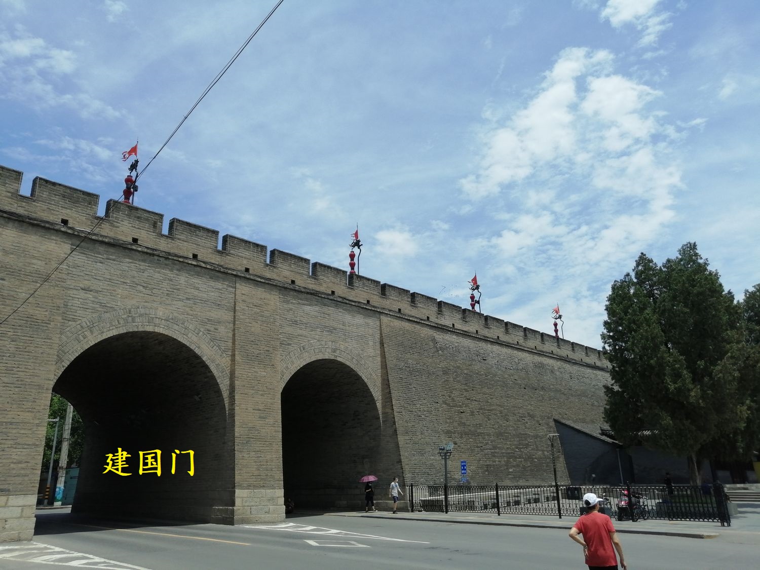 碧水蓝天古城墙,微风拂面真舒畅