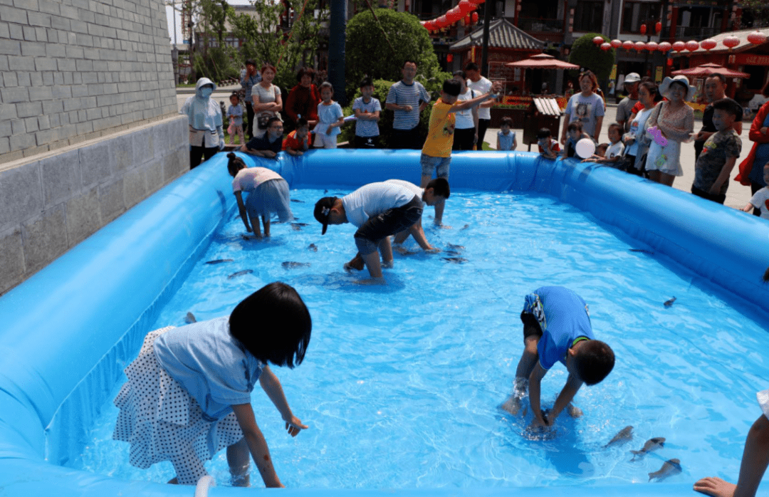 你想再次摸摸水的温度,感受鱼的呼吸吗?想?