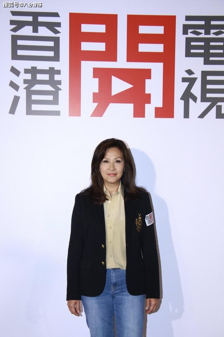 49岁陈慧珊风采不减当年!黑西装配米黄色衬衫干练利落,优雅大气