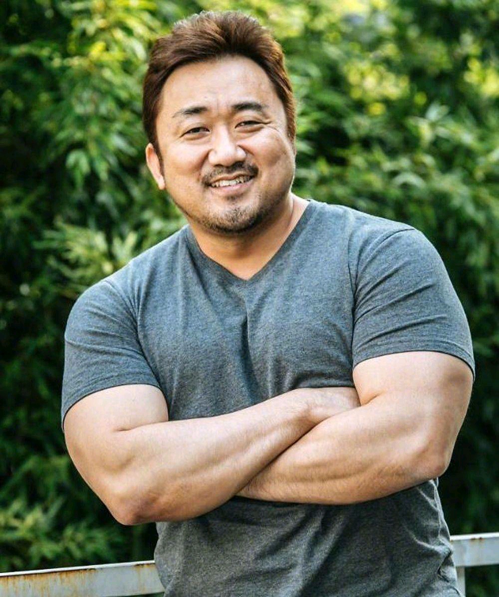 韩国秃头男演员图片