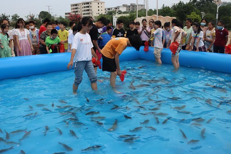 6月20日—21日 进贤优启学校举行端午抓鱼活动, 带大家重温了快乐的