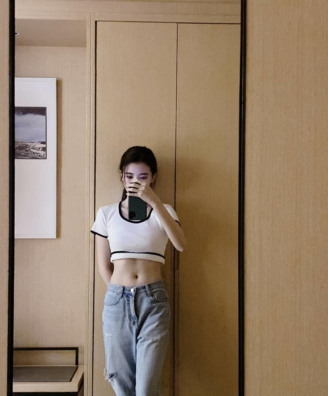 照片中孙珍妮穿着短裤将纤细修长的双腿露出来,真的是性感十足,而且