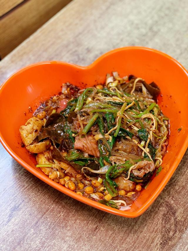 麻辣拌他家麻辣烫的汤底都是骨汤,拿牛棒骨和鸡骨架熬的,非常健康,是