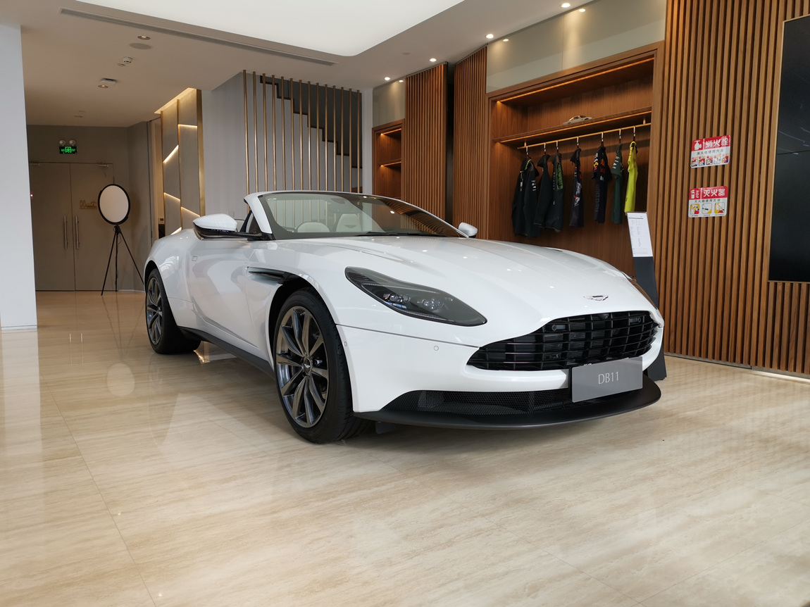 阿斯顿·马丁 db11 v8 volante 月光白/黑白