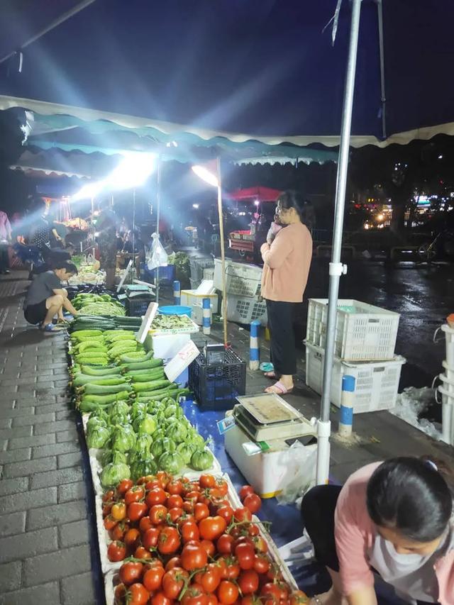 地摊经济运行一段时间:精品,好玩,有意思都只是你脑补的_摊主