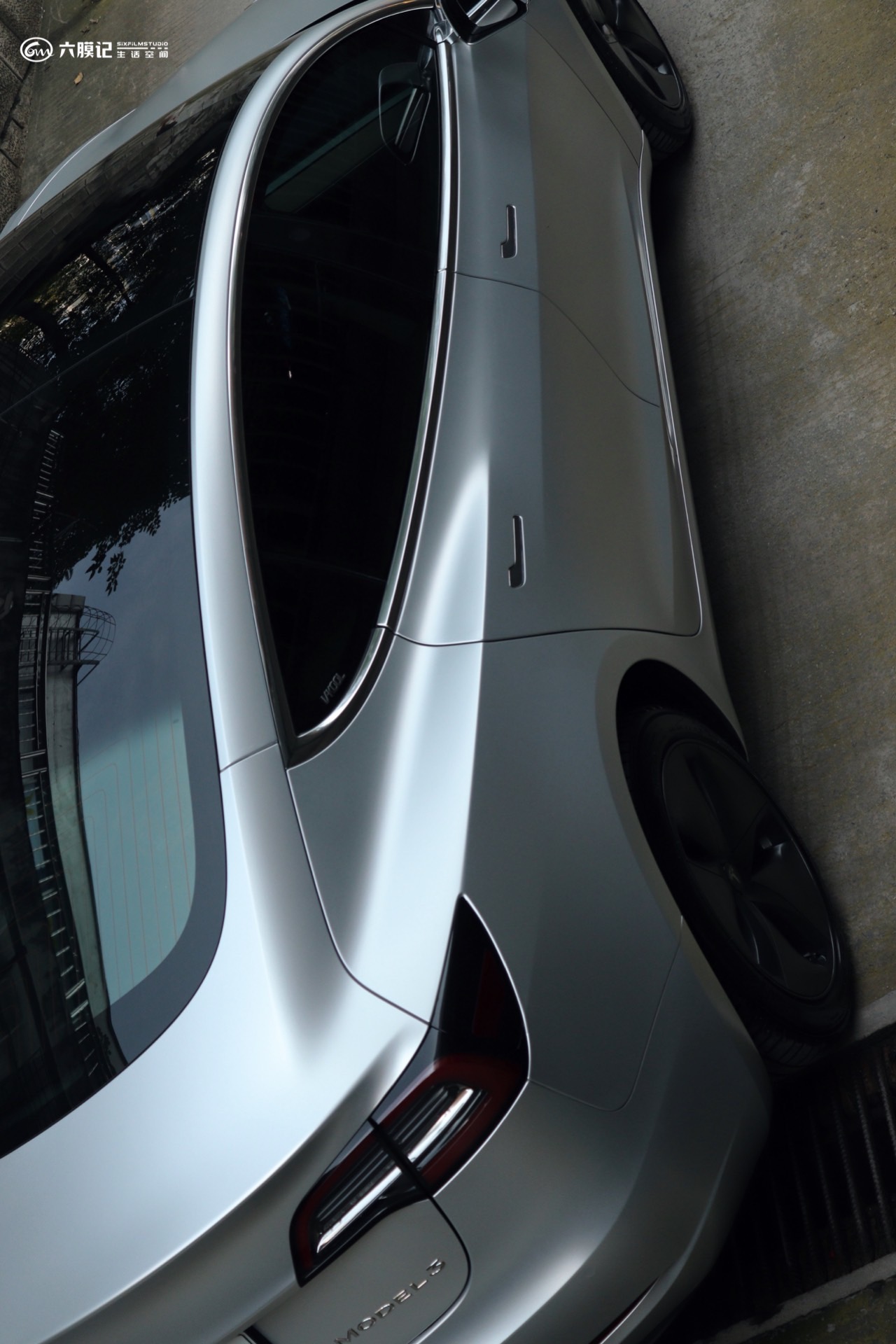 特斯拉原车黑改电光金属绸缎银,客户喜欢得不得了-六膜记
