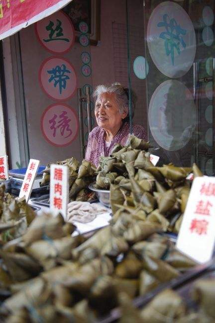 儿时街边摆地摊的粽子,0.5元2个那叫一个香,吃完还要舔盘子