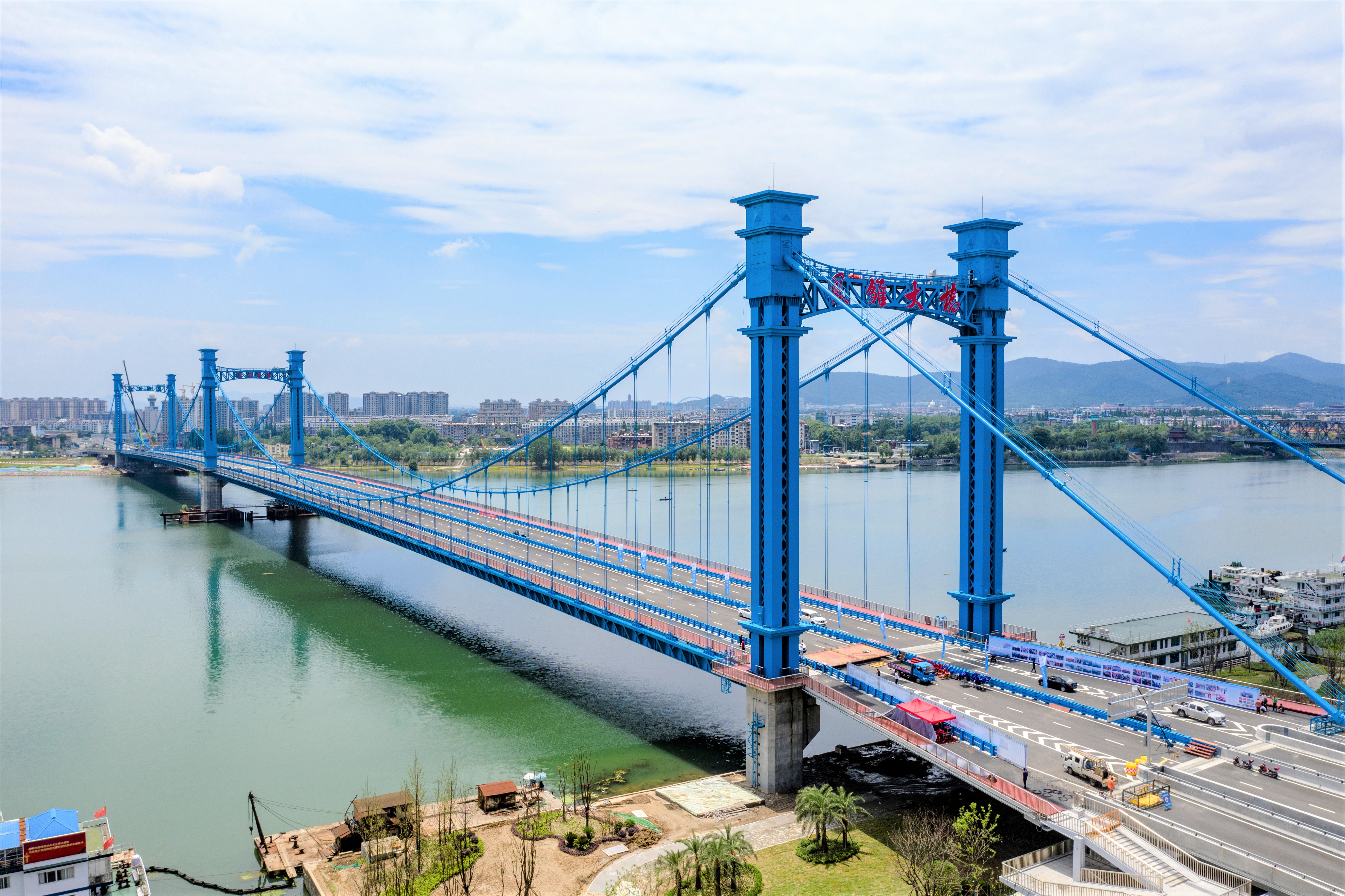 汉江首座三塔式悬索桥建成通车