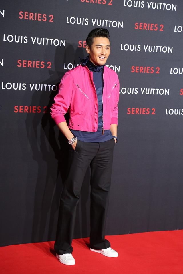 原创太骚气!胡兵穿玫红夹克还系小丝巾,高清镜头下皮肤竟也坑坑洼洼