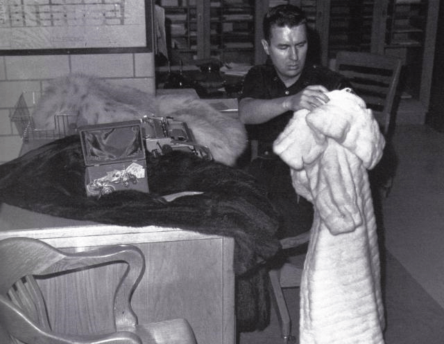 原创玛丽莲·梦露死亡现场曝光:遗体姿势怪异,图9是火化前偷拍的遗容