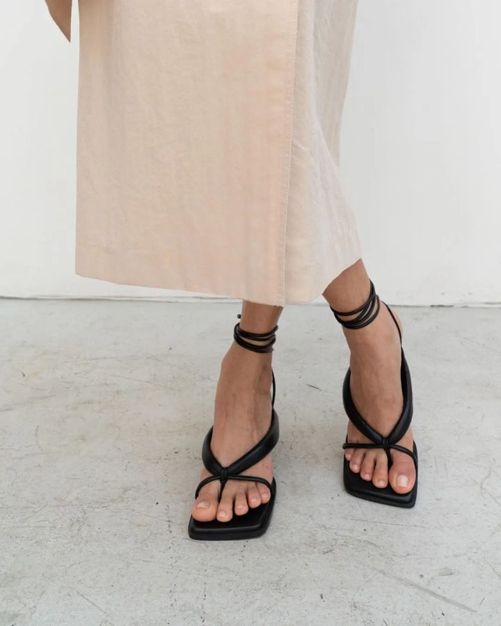 这个白色好干净啊,像是将云朵穿在了脚上,又软又轻.