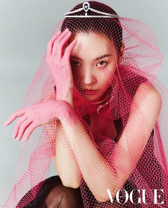 原创南韩腿精李宣美最新时尚大片色彩明艳氛围感满满前卫极了