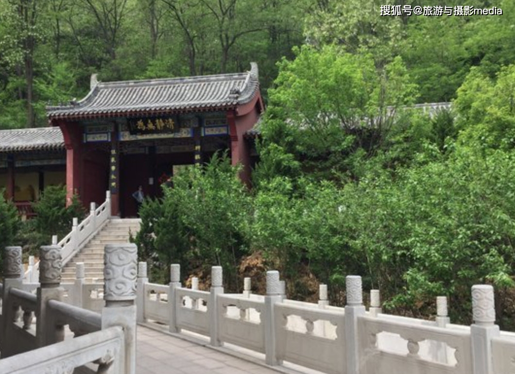 鄒平縣的小靈巖寺廟,其實是距離縣城城西五公里地但唐李庵,這是