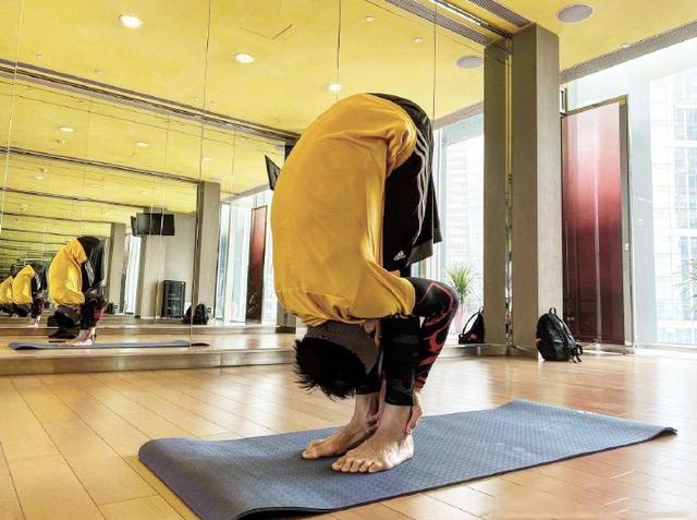 原创向佐在健身房练基本功,动作潇洒帅气,这基本功在别人看来却很难