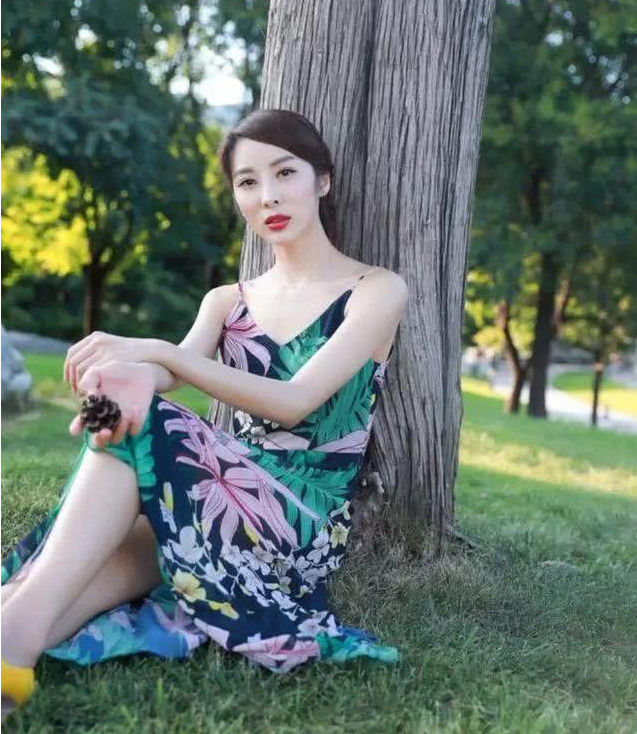 《特种兵之火凤凰》中的她,在现实生活中也太淑女了_欧阳倩