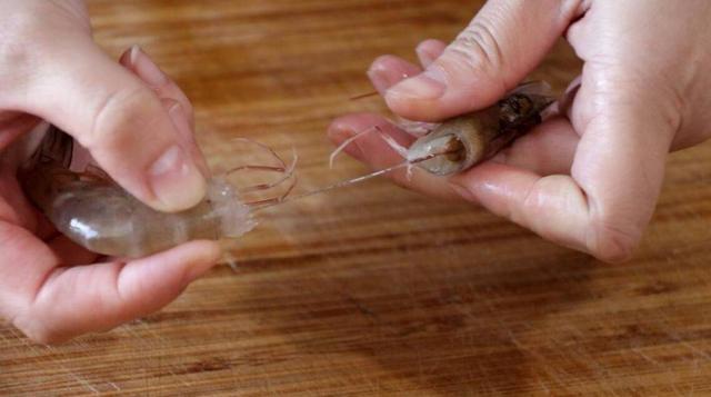 原创仍在用牙签去虾线就太俗套了掌握这一招分分钟剥满一盆大虾