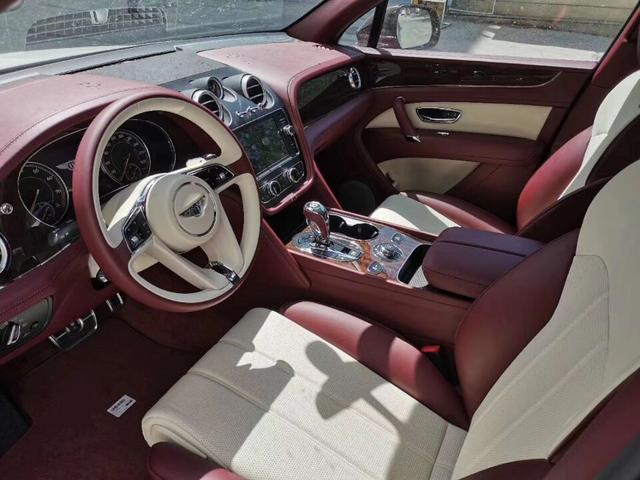 新一代宾利添越大排量双涡轮双色车身相比卡宴你更喜欢谁