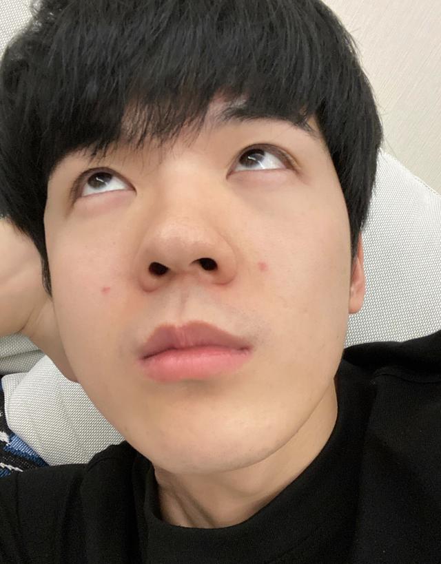 原创仝卓心真大,不受学历风波,继父免职影响,回北京后积极互动粉丝