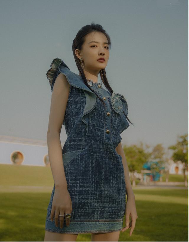 这条裙子古力娜扎也有穿过.是件很时尚的牛仔裙.