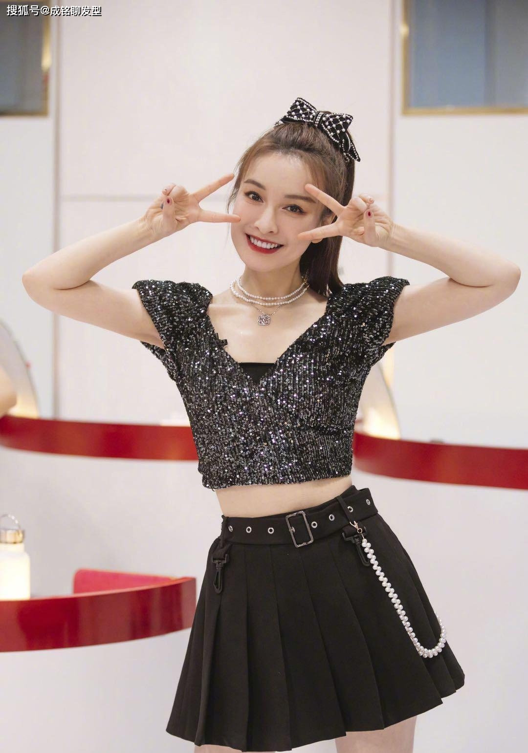 原创吴昕逆生长,高马尾搭配清爽校服清新又减龄,这身材哪像37岁?