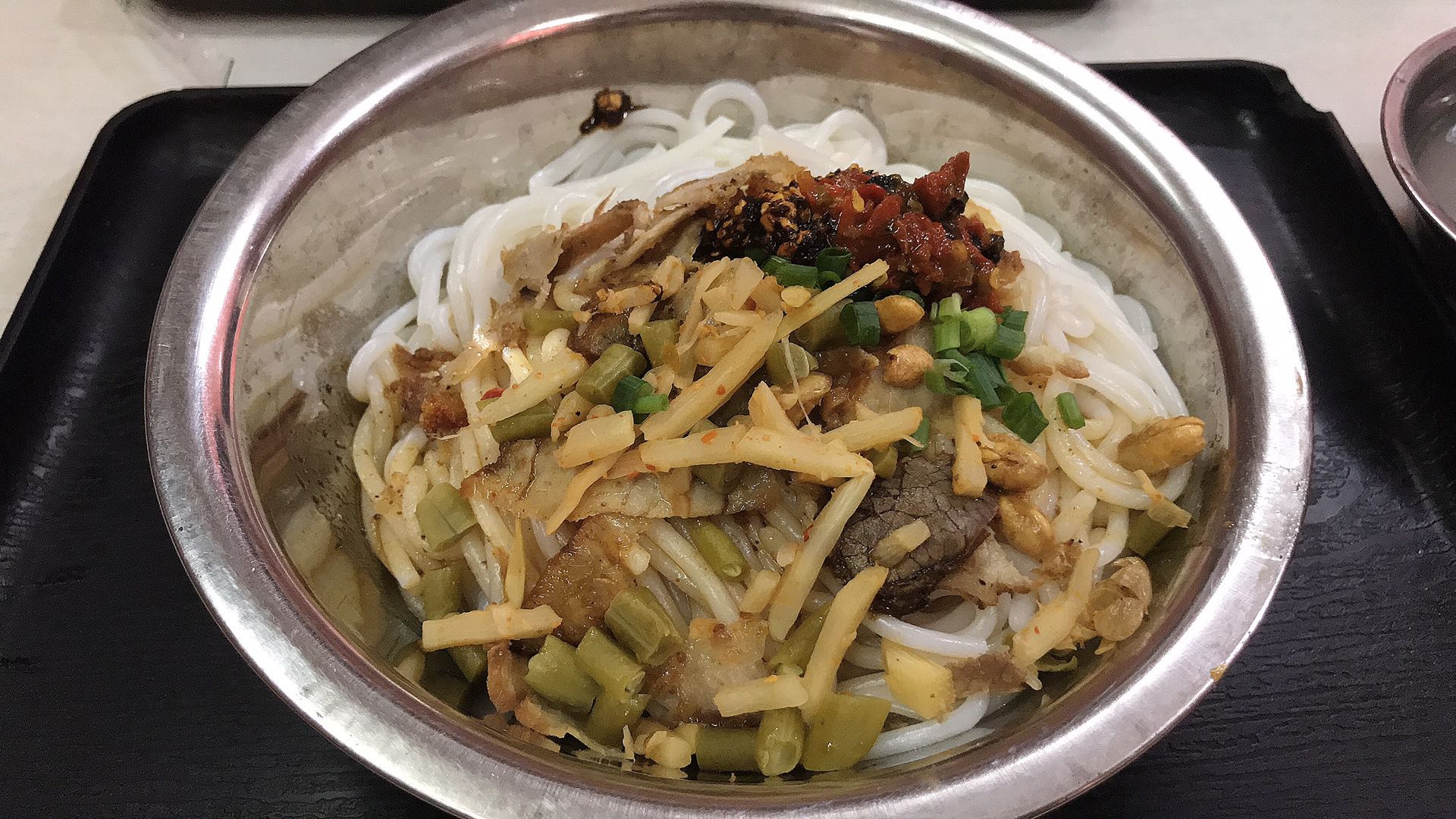 要了一份三两桂林卤菜粉,9元.粉的分量还可以,不过肉给的比较少.